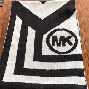 MK scarf yarn  white  & black
